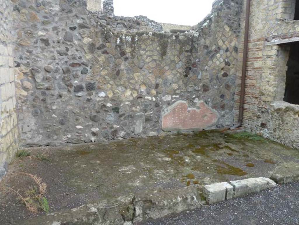 IV.4 Herculaneum. September 2015. Open courtyard 6, looking north to a sort of slightly raised exedra.